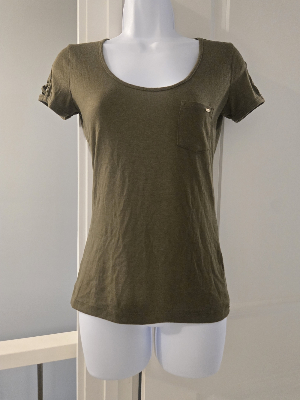 Guess Olive Scoop Neck Short Sleeve Tee with Chest Pocket And Sleeve Design XS